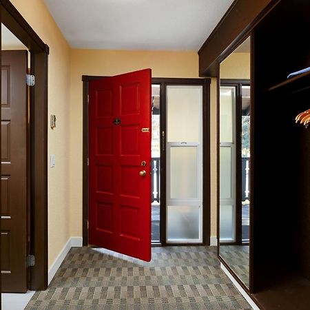 Cozystay Signature Lake Okanagan Resort Келоуна Экстерьер фото