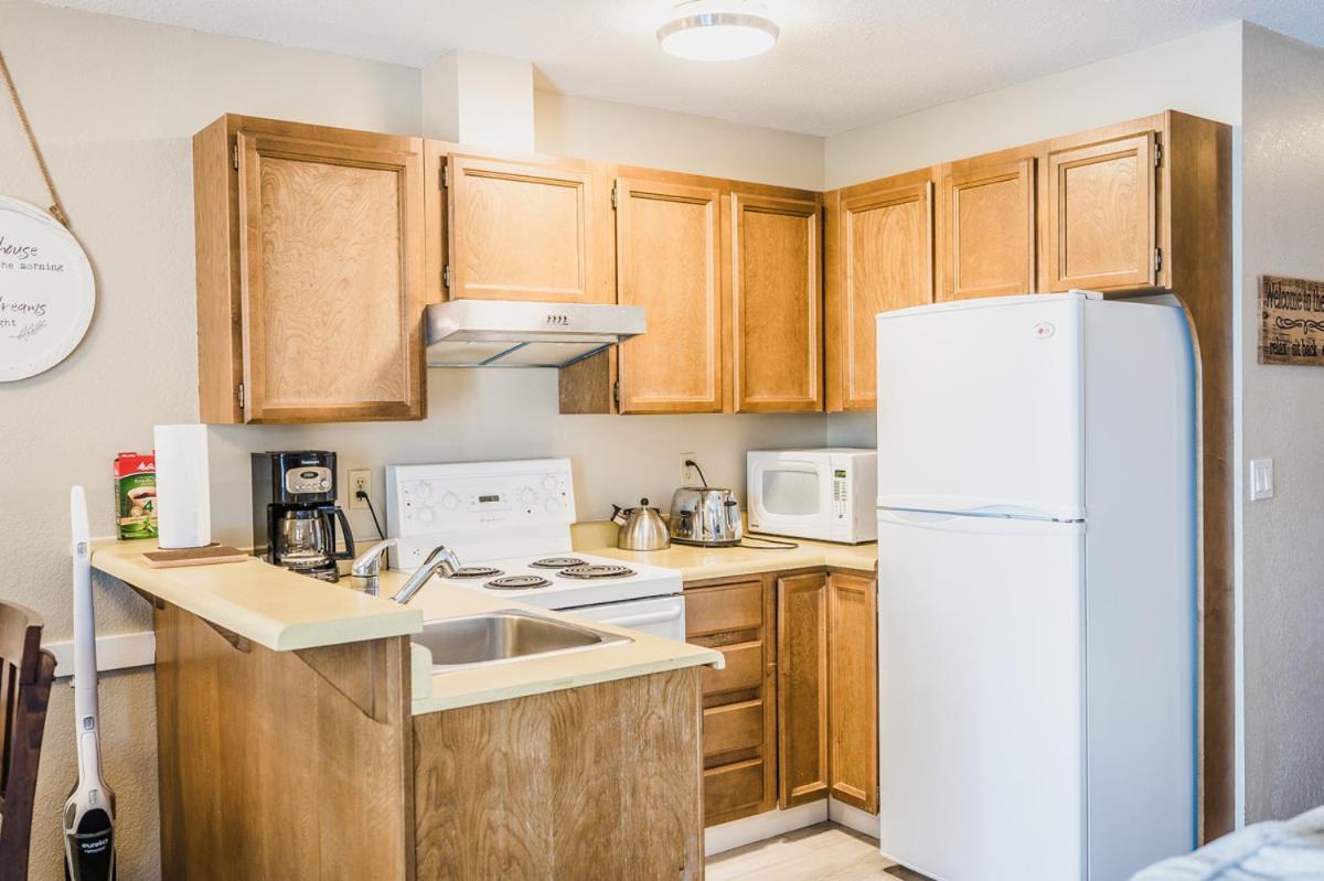 Cozystay Signature Lake Okanagan Resort Келоуна Экстерьер фото
