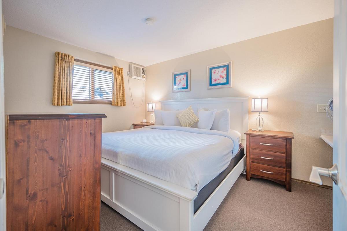 Cozystay Signature Lake Okanagan Resort Келоуна Экстерьер фото