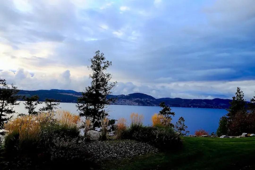 Cozystay Signature Lake Okanagan Resort Келоуна Экстерьер фото